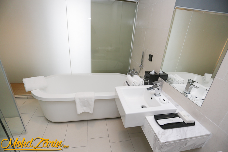 The Straits Hotel & Suites